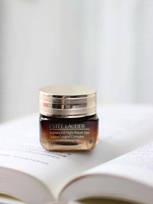 眼霜到底该买哪个？两大人气款PK你选谁OG视讯雅诗兰黛小棕瓶眼霜和兰蔻发光(图2)