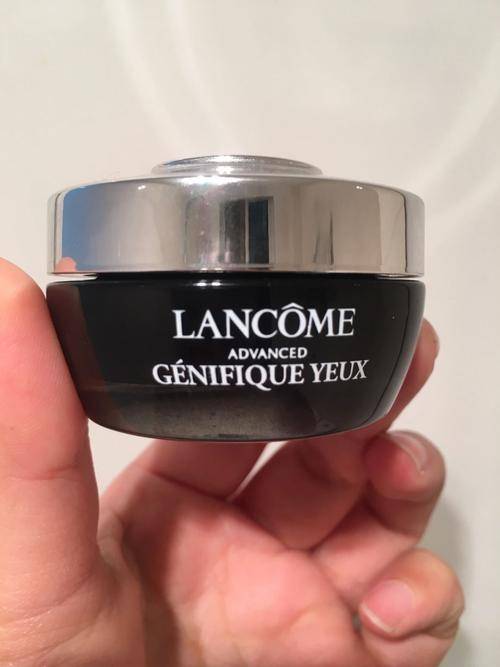 眼霜到底该买哪个？两大人气款PK你选谁OG视讯雅诗兰黛小棕瓶眼霜和兰蔻发光(图6)