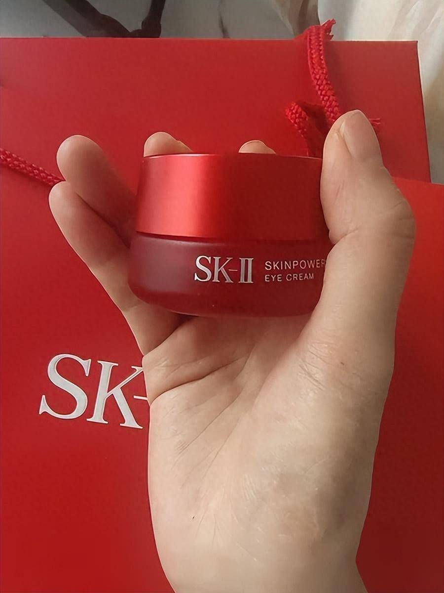 质的新陈代谢正常化保持弹性与光滑~！OG真人游戏热门眼霜推荐：帮助肌肤角(图3)